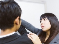 仕事中に興奮させんなよ！　「職場の女子にされたいボディタッチ」ランキング第1位は？