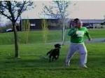ピンチ！　愛犬にホースを奪われた飼い主が迎える結末とは？