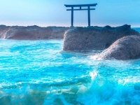 見渡す限りのクリアブルー　「神磯の鳥居」を包む波と空...爽やかで神秘的な光景に反響