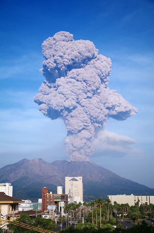2009年10月3日、桜島南岳噴火(Kryptonさん撮影、Wikimedia Commonsより)