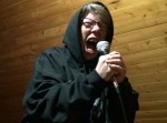 ６８歳でハードコアパンクを全力で歌う女性