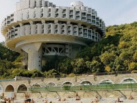 ロシアがソビエト連邦時代に建造された、ブルータリズム様式の近未来的建造物