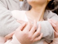 破壊力抜群！　男性が「抱きしめたい!!」と思う女性のしぐさ