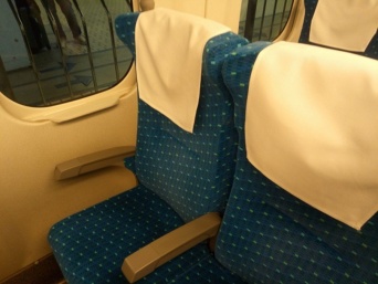 「私の指定席に土足で立つ男の子。退いてほしくて声をかけたら、その子の親がまさかの一言を...」（静岡県・50代女性）