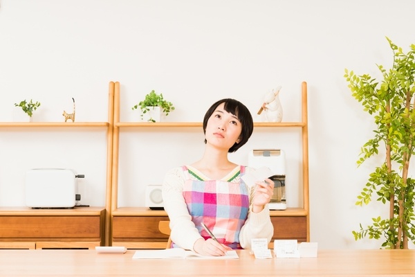 アルバイトに励む大学生