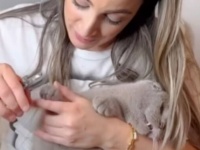 「イヤったらイヤったらイヤ！」飼い主さん、爪切りを拒否する愛猫をなだめつつ、パチンパチンと爪を切る