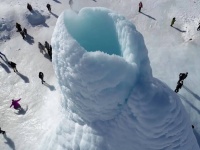まさに自然の驚異！カザフスタンの「氷の火山」は霧状の水を噴射する