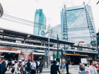 新橋駅前（Dick Thomas Johnsonさん撮影、Flickrより）