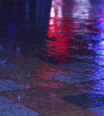 雨の中でバスを降り、家路を急いでいた私。突然、若い男性に声をかけられて...（宮崎県・60代男性）