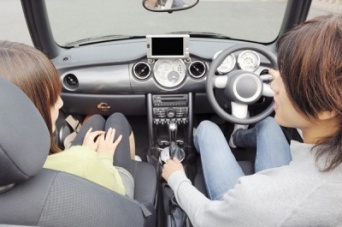 ぎゅっ！　女性がドライブデートで「本命だけにすること」6つ