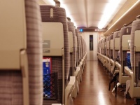 「新幹線の中で体調が悪化。満員で空席もなく、通路に座り込んだ私におじいさんが...」（愛知県・20代女性）