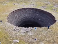 永久凍土に多数出現するシベリアの巨大穴の謎。気候変動の影響