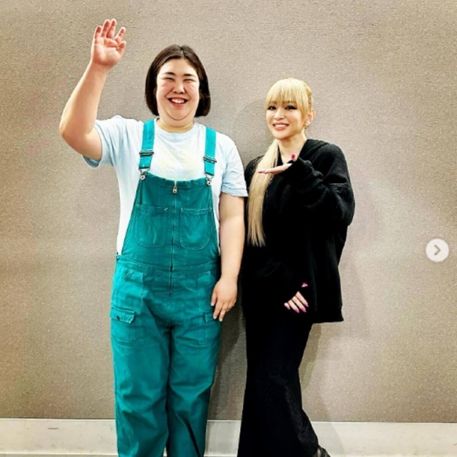 画像)浜崎あゆみ、お笑い芸人との2ショットにネット騒然「加工で八頭身