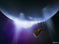 土星の衛星エンケラドゥスから噴きあがる巨大な水柱を発見