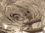 まるで水墨画。黒のマーカーで描かれた360度の独創的な世界
