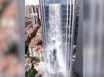 まさかこんなところに…！　高層ビルに落差１００メートル越えの滝が。
