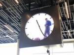 人が大時計の中で修理をしていた⇒実はコレ…