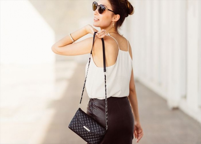 Pretty woman wearing sunglasses and bag on his shoulder