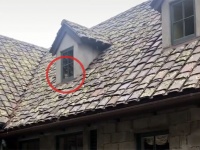 廃墟の屋敷の窓から外を見ている人の顔が！幽霊なのか？