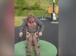 無茶するから…！　子ども用の遊具にハマって抜けなくなったパパ。