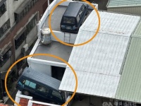 駐車違反の罰金を逃れるためアパートの屋上にクレーンを使って車2台を駐車。近所からクレーム殺到