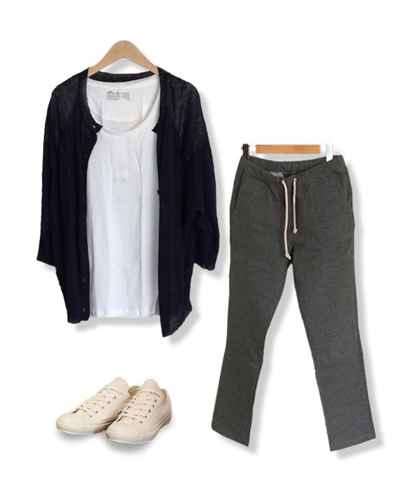 SOIL 12000円、シャツ:Bread & Boxers 6800円、パンツ:Saintete 10000円、スニーカー:MoonStar 7900円