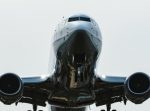 まるで映画のワンシーン！　小型飛行機が市街地の道路に緊急着陸