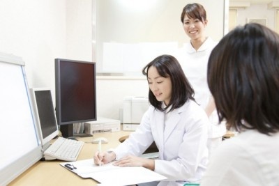 デリケートゾーンがチクチク痛みが……！　女性に聞いた婦人科系の病気にかかったエピソード・5選