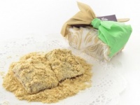 【東京土産】クルミの入った上品な餅菓子。きな粉の風味も豊かな老舗の味「赤坂もち」