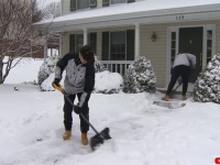 高校アメフト部員たちが、地域住人宅を雪かき。40人で5～7時間無料奉仕