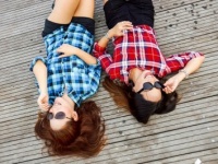 「元気な20代」or「落ち着いた30代」男性は、これから付き合うならどちらの女性がいい？