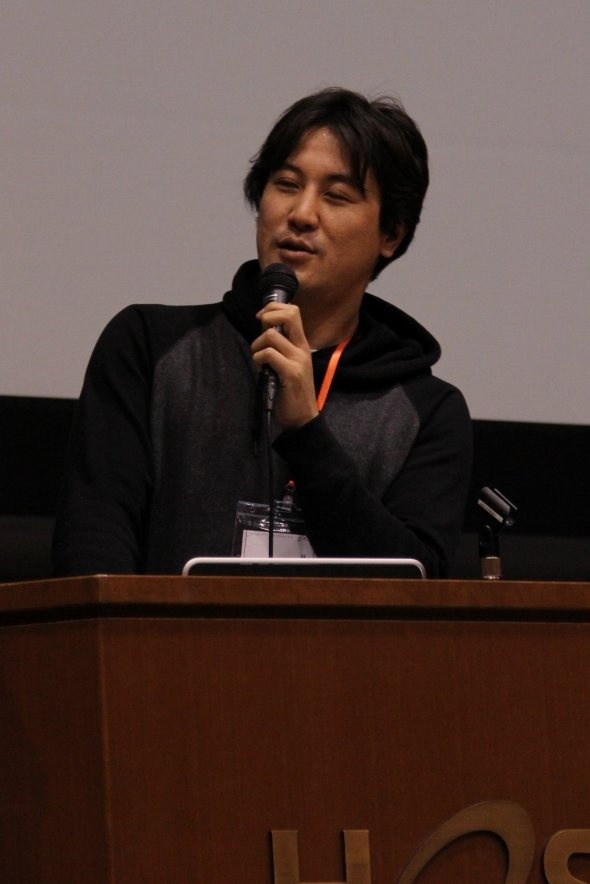 プレゼンに立つヨッピーさん