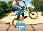 今度は自転車！　BMXでボトルキャップチャレンジ！