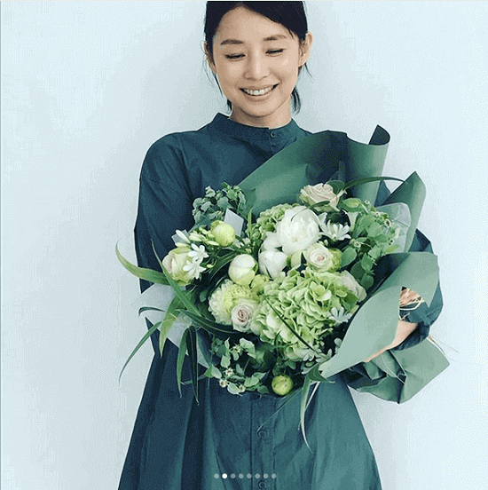 石田ゆり子 これは可愛すぎる 花束持ったワンピース姿に絶賛の嵐 1ページ目 デイリーニュースオンライン