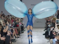 ファッションの多様化は止まらない。ドレスに変身する風船が登場