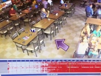 レストランの防犯カメラが捉えた、イスがひとりでに動く瞬間【映像】