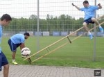怪力男が靴ヒモを結ぼうとしたら、こうなった！（動画）