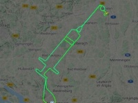 飛行機で注射器を描く。新型コロナワクチンの接種開始を知らせるドイツのパイロット
