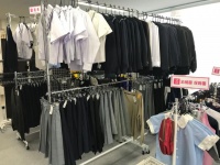 制服がズラリ（さくらや松原店のブログより）