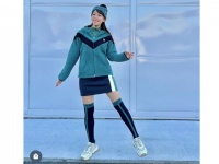 ミニスカ×美脚の鷲見玲奈。ゴルフウェア姿に「ミニスカ似合ってる」「あったか可愛いらしい」の声