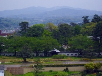 金沢城から望む医王山（お山の大将さん撮影、Wikimedia Commonsより）