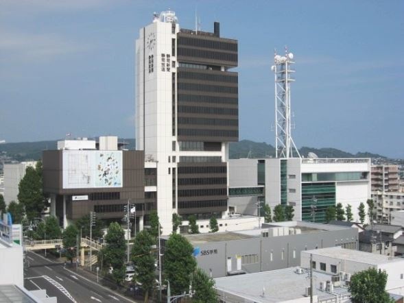 静岡新聞放送会館(Nibaさん撮影、Wikimedia Commonsより)