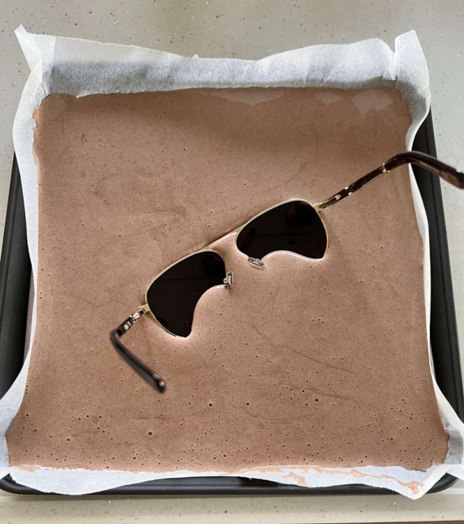 サングラスが生地の海に沈んでいる...（画像は武島たけし＠kiwamimeshiさんのツイートより）