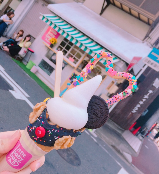若い女のアイスの食べ方