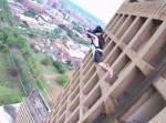 ひゃっほー！！　２７階建ての廃墟ビルを駆け上りそのままダイブ（動画）