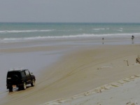 九十九里浜で車が動かなくなった　あせる父のもとに若い二人の男がやってきて、おもむろに（千葉県・40代男性）