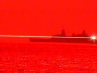 米海軍がレーザーでドローンを撃墜する瞬間の映像が公開される（アメリカ）