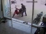 バイクを盗もうとしたら“飛び蹴り”で一蹴される哀れな泥棒…