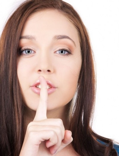 〇〇な所にソソられる……。男性人気が高いのは「中心的女子」VS「一匹狼女子」どっち？