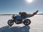 氷上スタント撮影中のハプニングが面白すぎる『無人のバイクVSスタントマン』